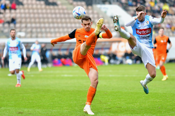 Zawodnik KGHM Zagłębia Lubin Bartosz Kopacz (L) i Michał Chrapek (P) z Piasta Gliwice podczas meczu 20. kolejki piłkarskiej Ekstraklasy