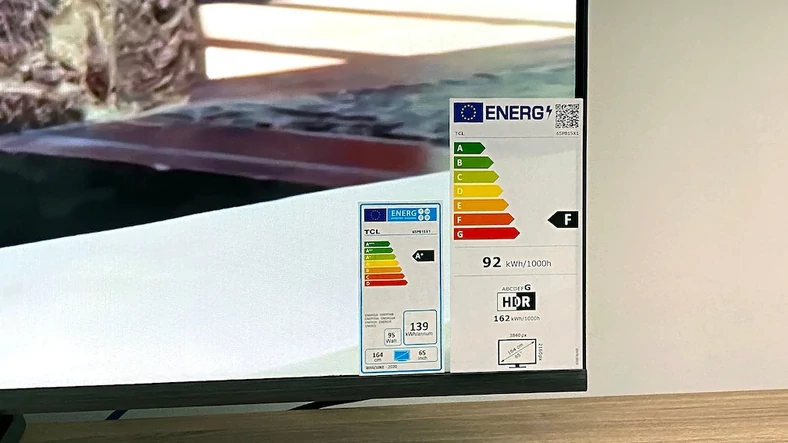 Naklejka ważna do marca 2021 roku klasyfikowała telewizor w klasie efektywności A+, teraz należy on do nowej klasy efektywności F według dużej naklejki - przy niezmienionym zużyciu prądu