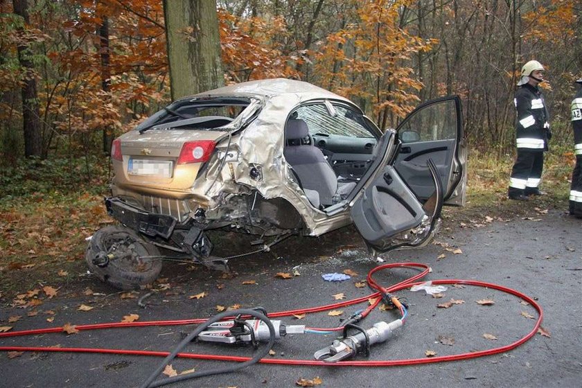 Zdjęcia. Tragiczny wypadek chevroleta