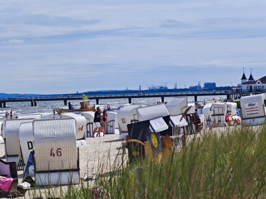 Plaża w Ahlbeck. W tle widać port i hotele w Świnoujściu