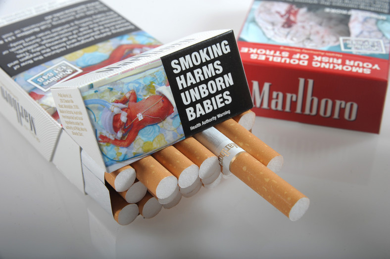 W Australii zakazano umieszczania logo producentów na paczkach papierosów mimo protestów koncernów tytoniowych. Paczki będą jednolitego szaro-oliwkowego koloru. Znajdą się na nich napisy ostrzegające przed szkodliwością palenia oraz zdjęcia ust zaatakowanych przez raka i ślepych gałek ocznych.