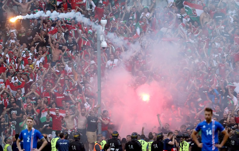 To nie są grzeczni chłopcy. Węgrzy bili się z Policją w trakcie meczu z Islandią