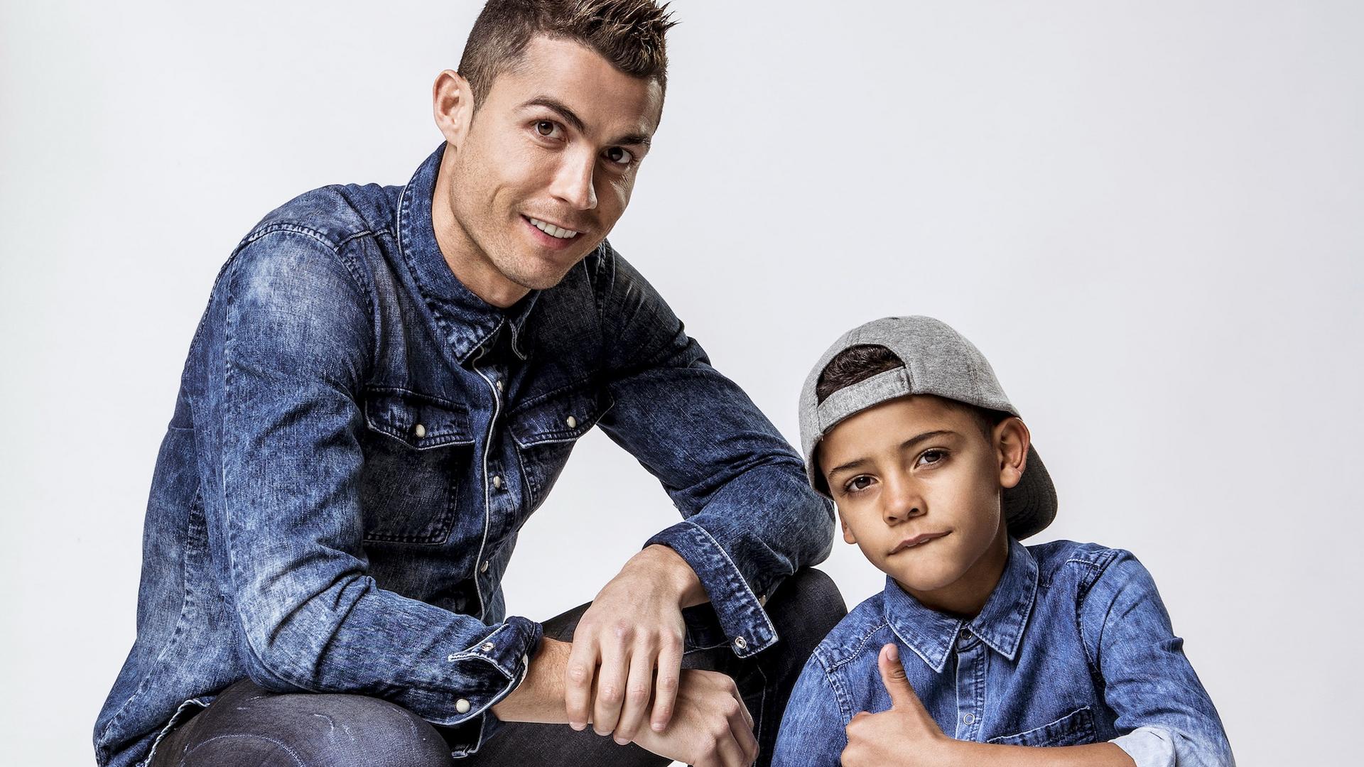 Сколько лет его младшему сыну. Сколько лет его младшему сыну. Сын криштиану роналду младший. Сын криштьяно роналдо. Криштиану младший.