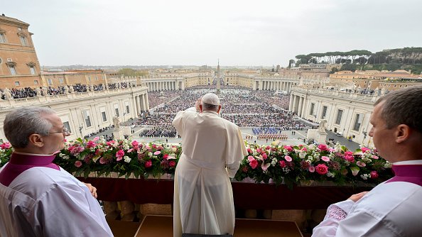 Papież Franciszek udziela błogosławieństwa Urbi et Orbi z balkonu z widokiem na Plac Świętego Piotra, 31 marca 2024 r.