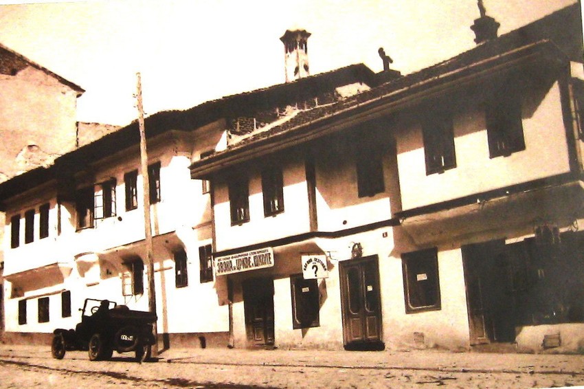 Prva apoteka nalazila se preko puta Saborne crkve, u kući pored kafane „Znak pitanja“