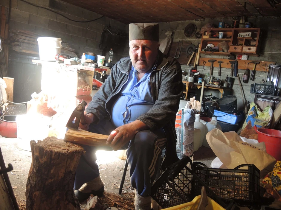 Cepanje luča: Nedeljko još zalazi murteničkim šumama i čupa borove panjeve