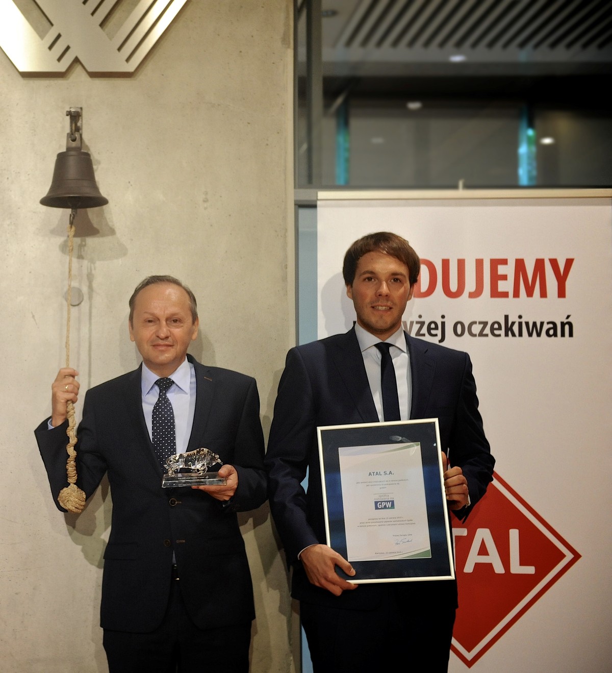 Marka Atal na biznesowej mapie Polski obecna jest już 25 lat. Założyciel firmy, Zbigniew Juroszek, działalność gospodarczą rozpoczynał od importu tkanin. To dzięki tekstyliom zaczęła się jego przygoda z branżą deweloperską.