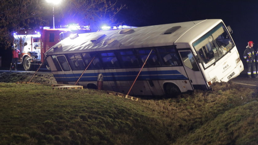 Wypadek w Kobierzycach. Kilkadziesiąt osób uwięzionych w autobusie
