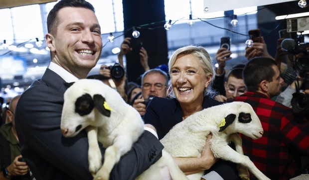 Žordan Bardela i Marin Le Pen tokokm posete Poljoprivrednom sajmu u Parizu 26. februara