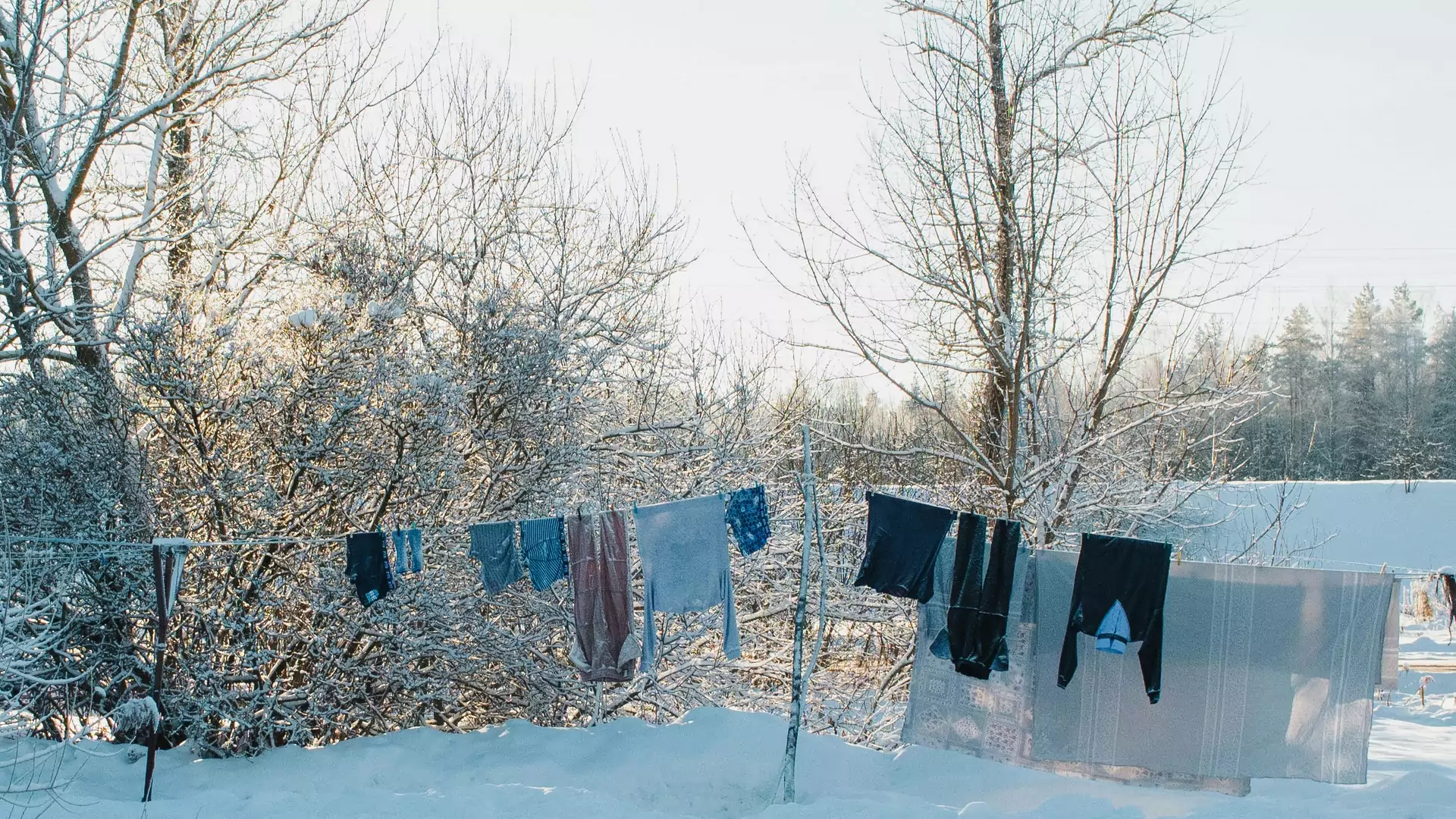 Chcesz wysuszyć zimą pranie na zewnątrz? Nie popełniaj tego błędu