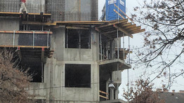Ilyet se látni mindennap: egy építkezés ötödik emeleti erkélyére tették a dolgozói WC-t – fotó