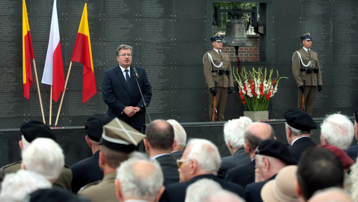 - W tym miejscu, gdzie jest pomnik Polskiego Państwa Podziemnego, prezydent Polski nisko kłania głowę przed tymi, którzy o to państwo polskie walczyli, a także tymi, którzy chcą to państwo szanować. Bo przecież nie można miłować państwa bez jego szanowania - mówił prezydent Bronisław Komorowski. Prezydent wraz z prezydent Warszawy Hanną Gronkiewicz-Waltz oraz przedstawicielami organizacji powstańczych i kombatanckich biorą udział w uroczystości pod Pomnikiem Polskiego Państwa Podziemnego i Armii Krajowej. Prezydent na koniec apelował o szacunek dla współczesnego państwa polskiego.