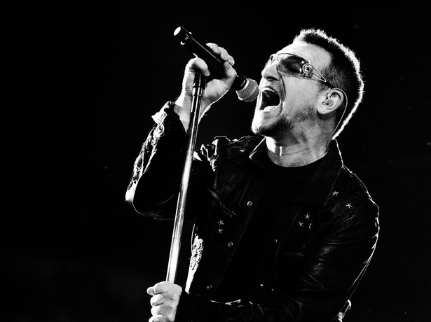 Bono pije polską wódkę i pomaga