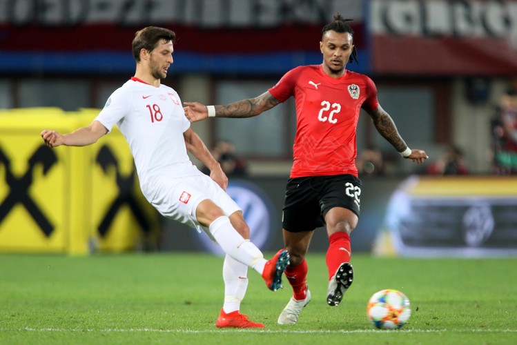 Bartosz Bereszyński (L) i Stefan Lainer (P)