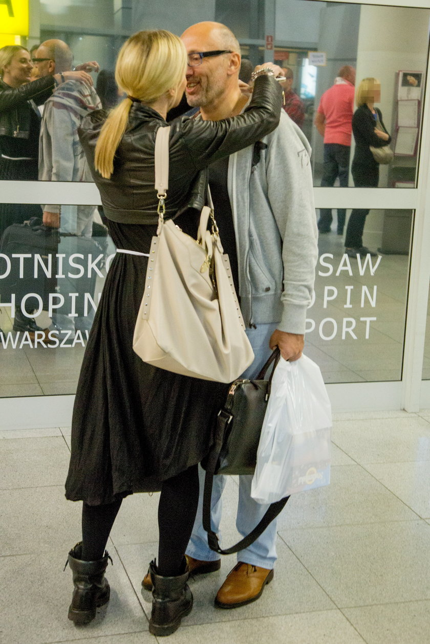 Halina Mlynkova i Leszek Wronka całują się na lotnisku