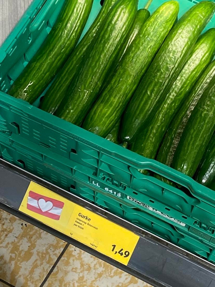 Jedna uhorka stojí v Rakúsku 1,49 eur.