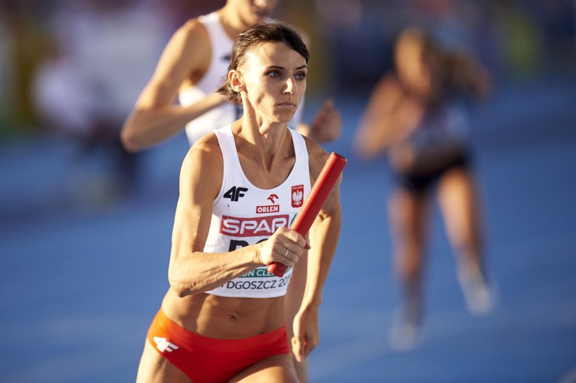 Zawodniczka SKLA Sopot dotychczas na 400 metrów startowała sporadycznie, natomiast od juniorskich czasów stawała na podium mistrzostw Europy w biegu na 100 i 200 m.