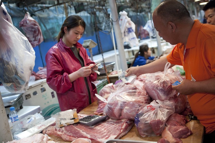 Waga zjadanej przez Chińczyków w ciągu roku wieprzowiny równa się 5200 wieżom Eiffela.