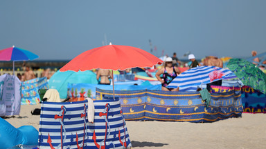 Nieobyczajny wybryk na plaży w Ustroniu Morskim. Internauci nie pozostawili tego incydentu bez komentarza