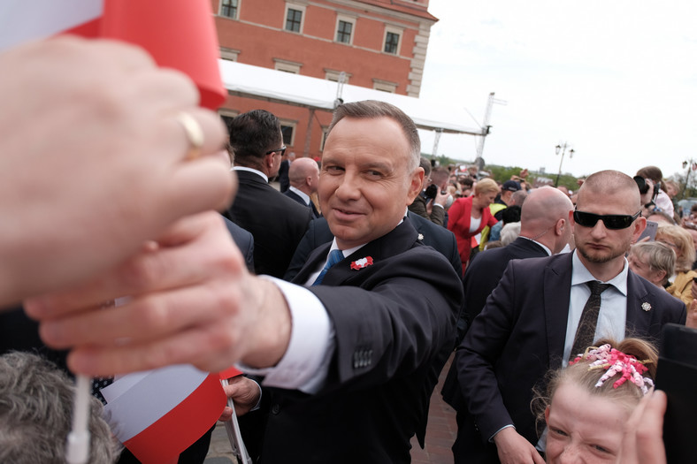 Andrzej Duda podczas obchodów Dnia Flagi na placu Zamkowym w Warszawie (02.05.2023)