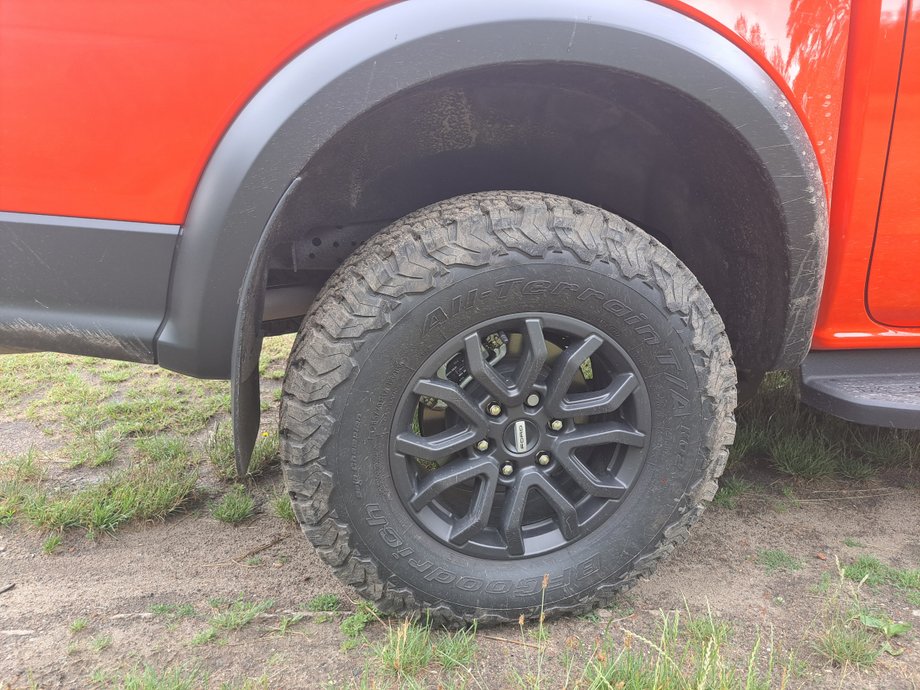 Ford Ranger Raptor ma 27 cm prześwitu i opony, który sprawdzą się w terenie. Tym autem dojedziemy w miejsca, o których kierując zwykłym SUV-em można tylko pomarzyć.