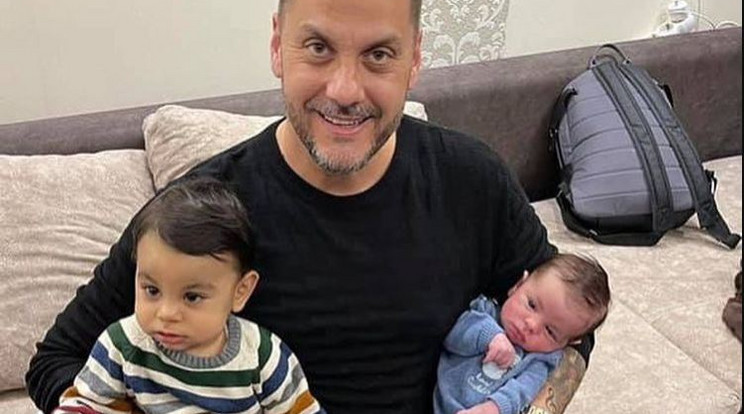 Az énekes Kökény Attila nagyon büszke két unokájára, az egyéves Medire (balra) és a két hónapos Atikára/ Fotó: Instagram