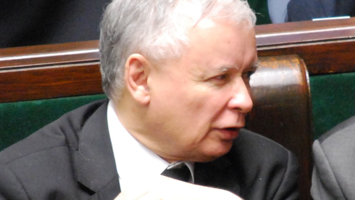 Jarosław Kaczyński uważa, że konstytucja powinna być uzupełniona o przepisy, które będą służyły naszej wolności i będą nas chroniły od narzucania nam z zewnątrz różnego rodzaju kulturowych czy obyczajowych rozwiązań. Prezes PiS odniósł się także do sytuacji w UE i powiedział, że "Polska nie musi szukać sobie miejsca w Europie". - Krytycy rozbiorów Polski pisali o Polsce jako o starym europejskim królestwie, my należymy do historycznych narodów Europy, możemy powiedzieć, że jesteśmy w europejskiej pierwszej lidze. Dlatego zdumiewają i oburzają słowa tych, jak np. premiera, którzy mówią o konieczności podporządkowywania się silniejszym - stwierdził szef PiS.