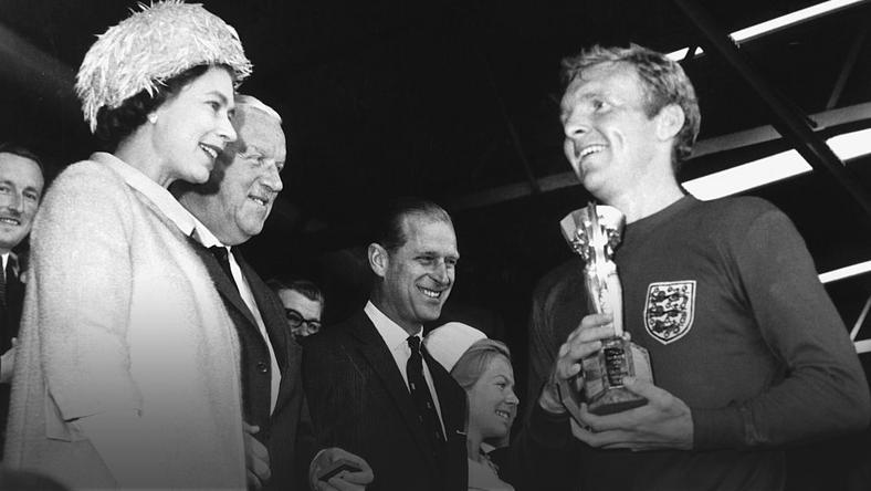 Mistrzostwa świata w piłce nożnej w 1966 r. Elżbieta II i kapitan drużyny Anglii, Bobby Moore