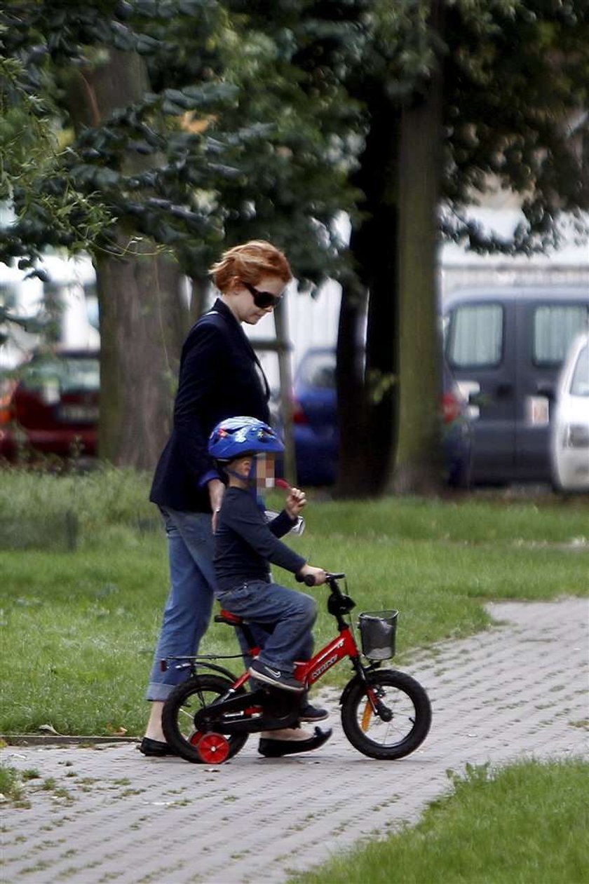 Widawska z synkiem na rowerku. Foto