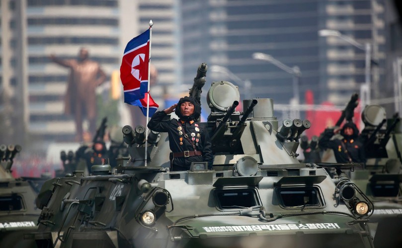 W uroczystej paradzie uczestniczą tysiące żołnierzy. Jest także wiele sprzętu wojskowego, w tym broń rakietowa. Fot. EPA/HOW HWEE YOUNG