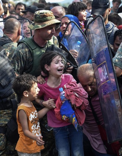 Koszmar uchodźców. Tysiące imigrantów kontra policja na granicy grecko-macedońskiej