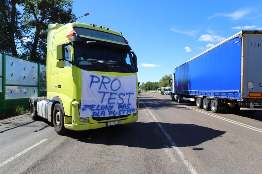 Kierowcy chcą, żeby Ukraińcy skrócili kolejki dla pustych ciężarówek. W proteście zablokowali przejście w Dorohusku. Puszczamy jedno auto na godzinę