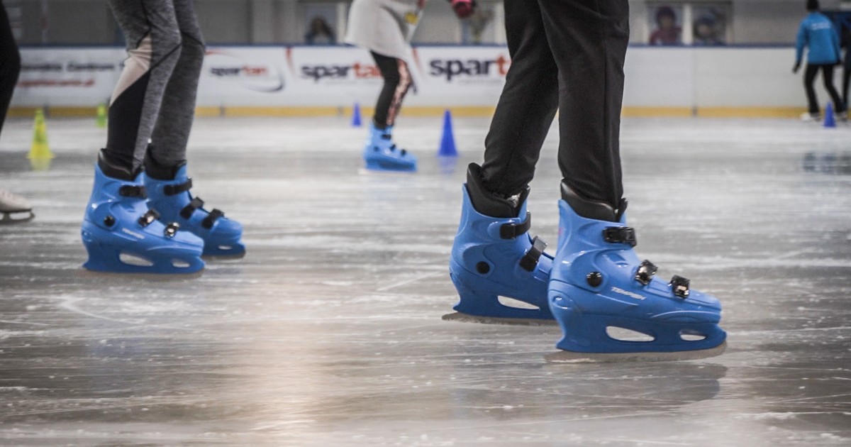 Dramatyczne chwile na lodowisku. Dziecko zabrane do szpitala. "Rodzic zignorował prośbę"