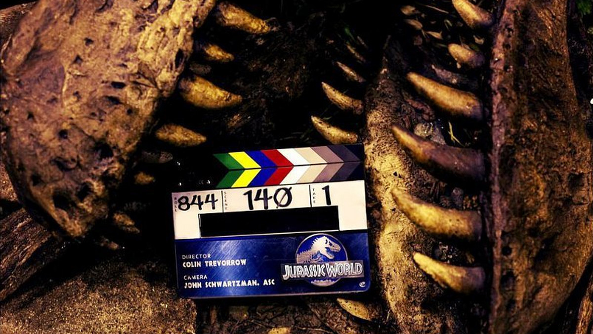 Prace na planie filmu "Jurassic World" dobiegły końca. Reżyser Colin Trevorrow zamieścił na swoim Twitterze zdjęcie, które oficjalnie informuje o tym, że zakończono zdjęcia.
