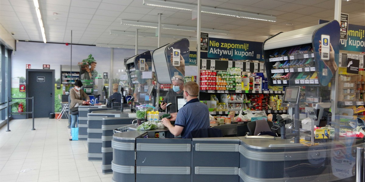 Lidl pozostaje siecią z najwyższymi zarobkami, wśród tych, które regularnie informują o pensjach pracowników sklepów. Na podwyżki oraz nagrody roczne firma wyda w 2021 r. ponad 120 mln zł. 