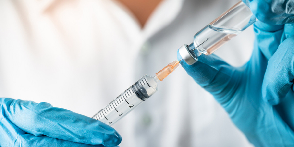 Proces produkcji skutecznej szczepionki ma się rozpocząć za cztery do sześciu tygodni, a na pewno ruszy do końca lata.