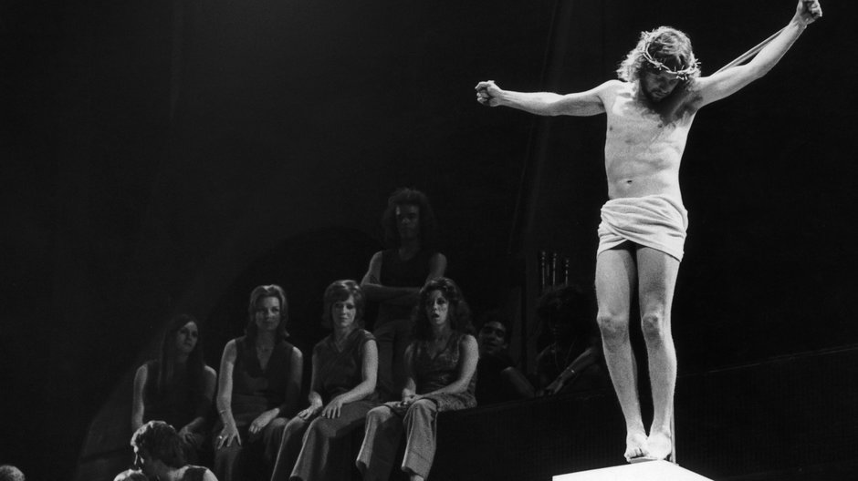 Paul Nicholas gra ukrzyżowanego Mesjasza w musicalu "Jesus Christ Superstar" na scenie Palace Theatre w Londynie, 28 lipca 1972 r.