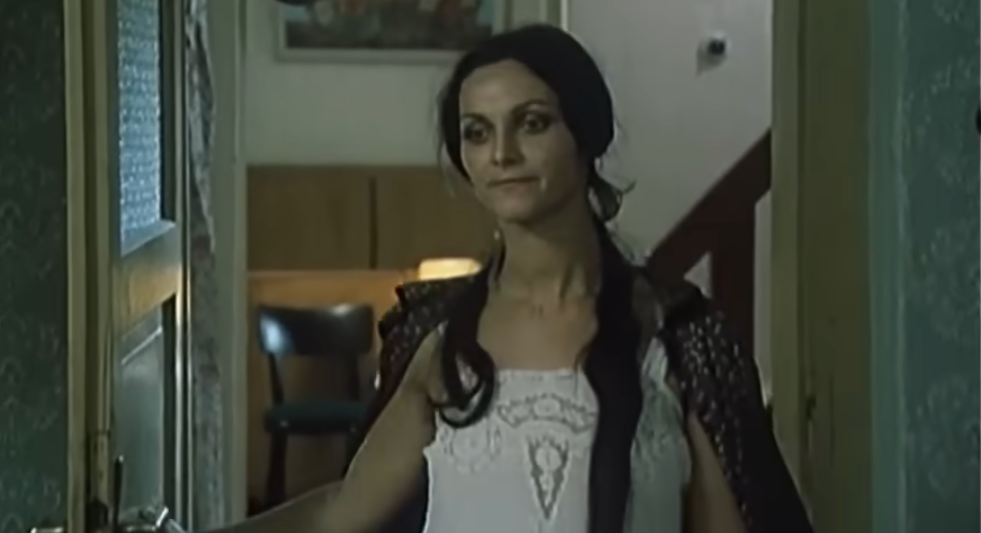 Česká herečka Jana Březinová si v trilógii Nevera po slovensky zahrala polesného manželku Žofiu. 