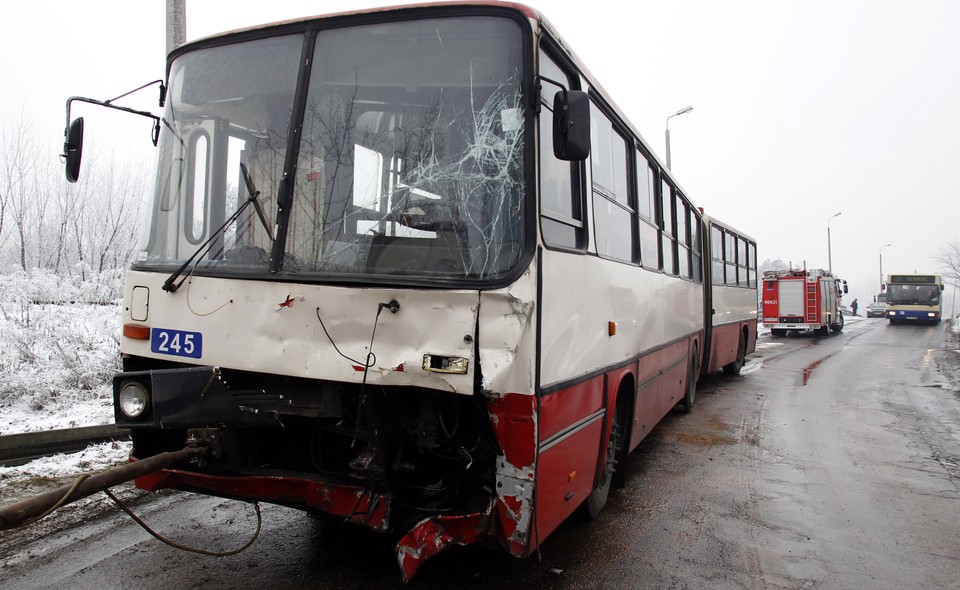 Kilkanaście osób odniosło obrażenia w wypadku autobusu w Dąbrowie Górniczej, fot. PAP/Andrzej Grygiel