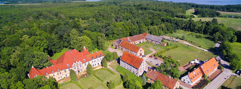 Pałac Lehndorffów i przyległy do niego kompleks zabudowań gospodarczych w Sztynorcie. Siedziba tej rodziny kryje tragiczną historię niemieckiego arystokraty straconego za udział w spisku przeciw Hitlerowi.