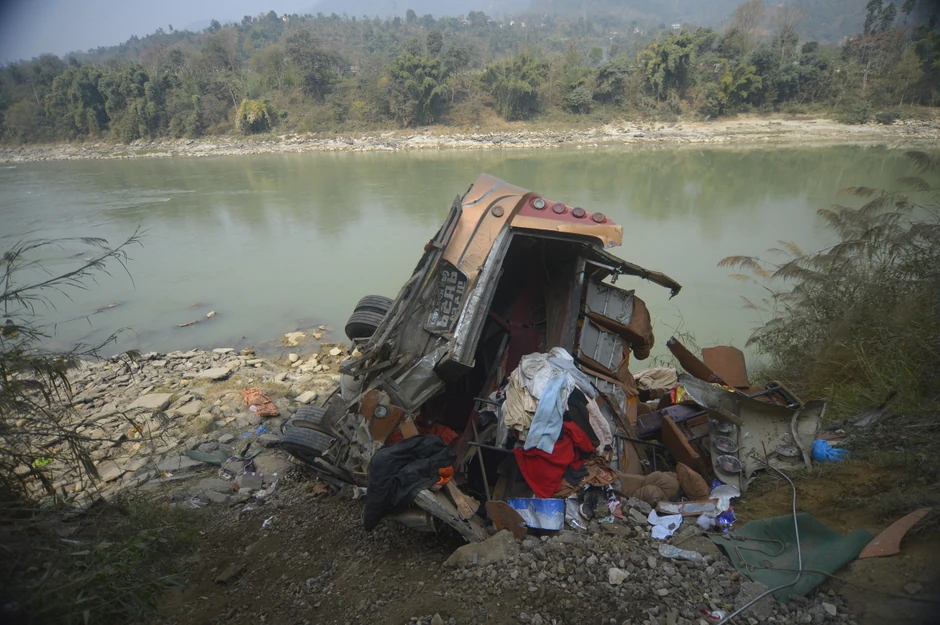 Autobus pao u reku u Nepalu