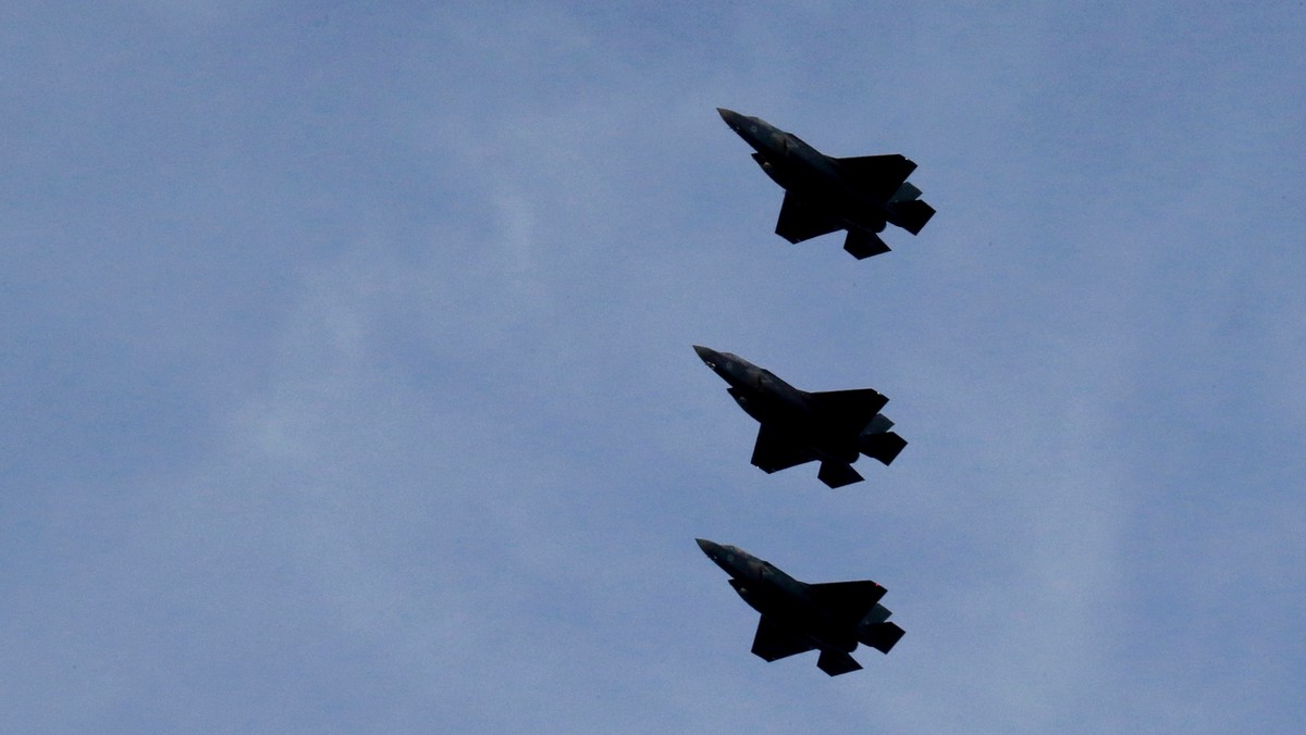 Stany Zjednoczone zdecydowały o wstrzymaniu szkolenia tureckich pilotów na myśliwcach F-35, które Turcja ma nabyć od USA - poinformował Reuters. To efekt sporu między obydwoma krajami o system rakietowy S-400, który Ankara ma zamiar nabyć od Rosji.