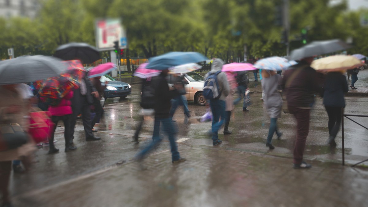 Instytut Meteorologii i Gospodarki Wodnej wydał ostrzeżenie pierwszego stopnia przed intensywnymi opadami deszczu w środkowej i południowej części woj. dolnośląskiego, w zachodniej części woj. opolskiego oraz pow. tatrzańskim woj. małopolskiego. W obszarach podgórskich prognozowany jest też śnieg oraz silny wiatr. 