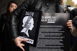 Organizatorzy Strajku Kobiet złożyli petycje w biurach krajowych partii