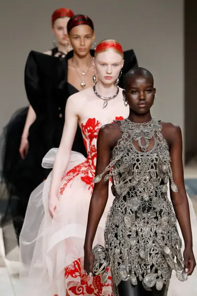 Alexander McQueen jesień-zima 2020-21 / FRANCOIS GUILLOT/AFP/East News