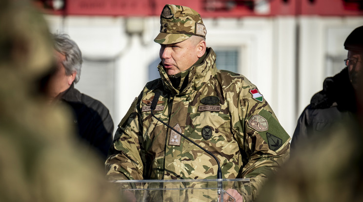 Ruszin-Szendi Romulusz altábornagy, a Magyar Honvédség parancsnokát szállította a honvédség Falconja / Fotó: MTI Ujvári Sándor