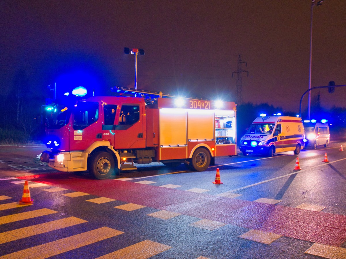 Płonie hala magazynowa pod Warszawą. Na miejscu straż pożarna i policja zabezpieczają teren pożaru.