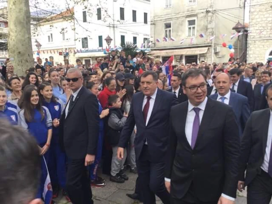 Vučić i Dodik na trgu u Trabinju