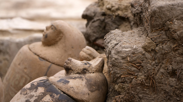 Az ásatások során canopic üvegeket is találtak, amelyek a mumifikálás során eltávolított szerveket tették / Fotó:  Profimedia