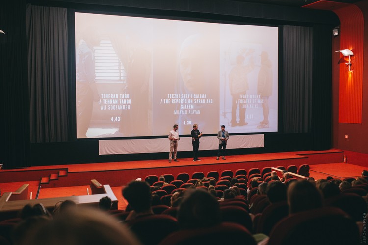 <strong>Przegląd Filmowy Brave: Forbidden Cinema</strong>
<br></br>
Festiwalowi towarzyszył 12. Przegląd Filmowy Brave: Forbidden Cinema. Jeden z czterech cykli tematycznych miał formułę konkursu, z główną nagrodą w wysokości 2,5 tys. euro. W rolę jury wcieliła się publiczność, głosując bezpośrednio po seansach. Wybierała spośród sześciu filmów – najwięcej głosów zdobył „Teheran Taboo”, w reżyserii Aliego Soozandeha, obraz wykonany techniką rotoskopii, opowiadający o podwójnym życiu mieszkańców stolicy Teheranu. 
<br></br>
Co ciekawe, reżyser spontanicznie postanowił osobiście odebrać nagrodę i spotkać się z publicznością podczas specjalnego pokazu swojego filmu, zorganizowanego jeszcze w czasie festiwalu.
<br></br>
fot. Jerzy Wypych